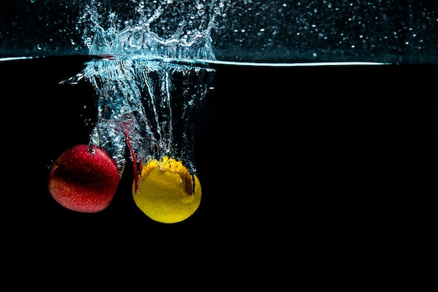 Kostenloses Foto nahansicht. objektaufnahme. apfel mit zitrone in wasser.