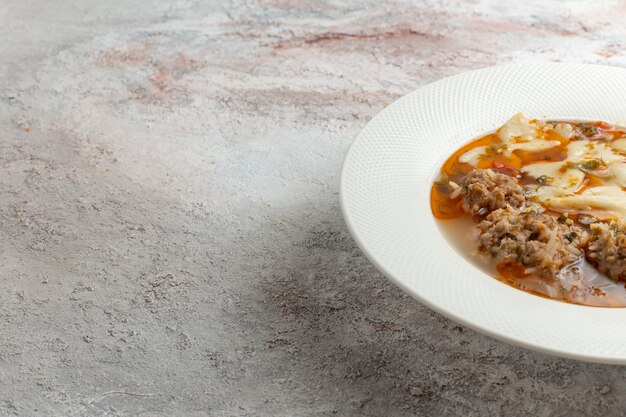 Nahansicht Suppe mit Fleisch köstliche Suppe mit Nudeln und Fleisch auf weißer Oberfläche