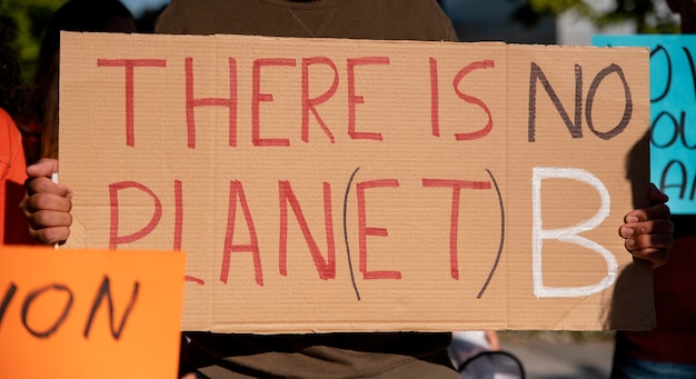 Nahaufnahme Aktivisten, die mit Plakaten protestieren