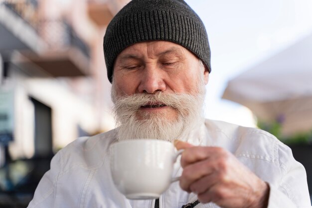 Nahaufnahme alter Mann mit Tasse