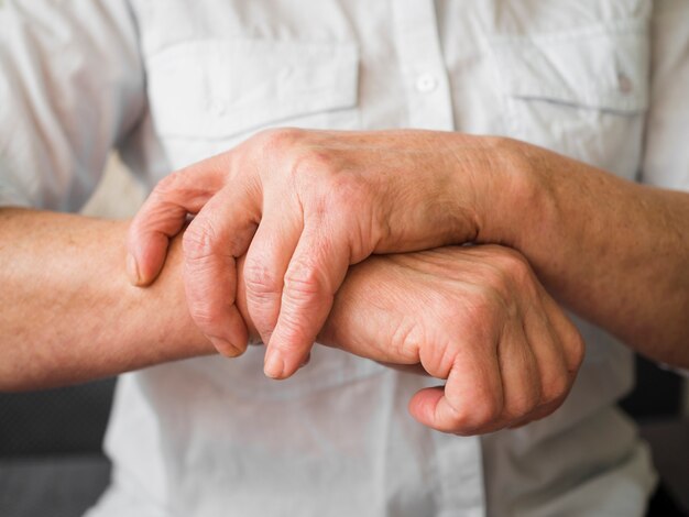 Nahaufnahme alter Patient mit Handgelenksproblemen