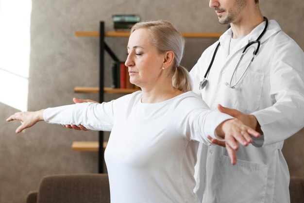 Nahaufnahme Arzt prüft Patienten