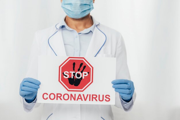 Nahaufnahme Arzt während Coronavirus