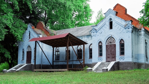 Nahaufnahme auf altes verlassenes Haus in einem Dorf