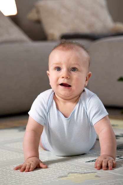 Kostenloses Foto nahaufnahme auf baby krabbeln und laufen lernen