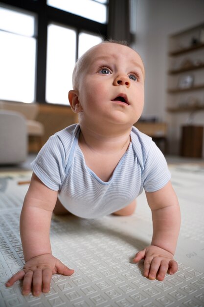 Nahaufnahme auf Baby krabbeln und laufen lernen