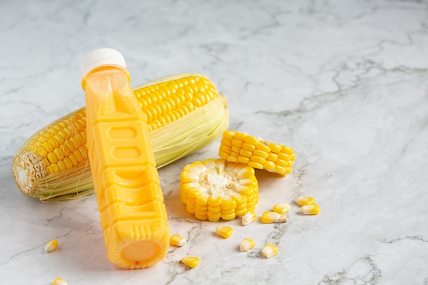 Nahaufnahme auf Flasche Maissaft bereit zu essen