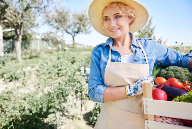 Nahaufnahme auf Frau, die sich um ihren Garten kümmert