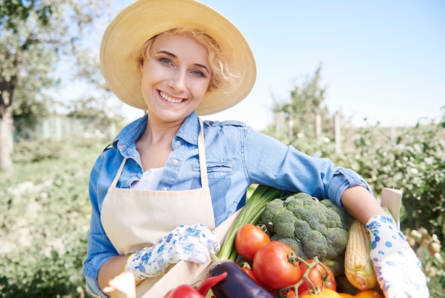 Nahaufnahme auf Frau, die sich um ihren Garten kümmert