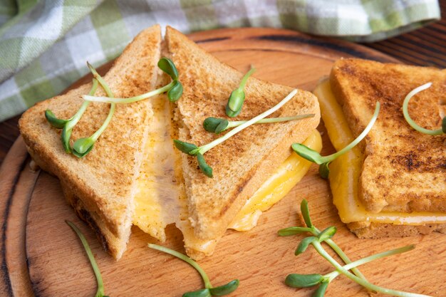 Nahaufnahme auf geschmolzenem Käse im Sandwich