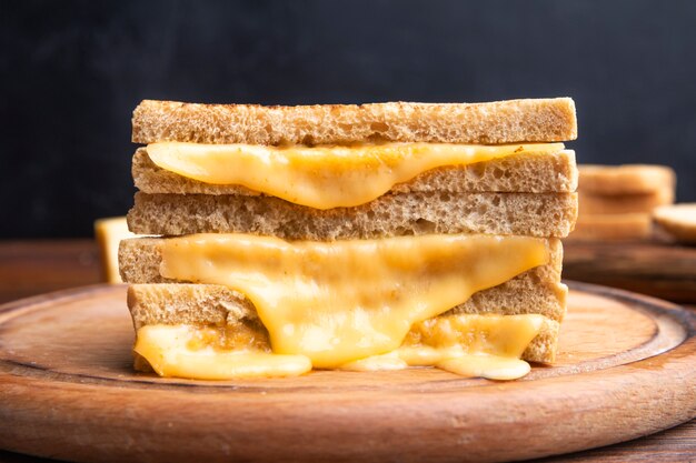 Nahaufnahme auf geschmolzenem Käse im Sandwich