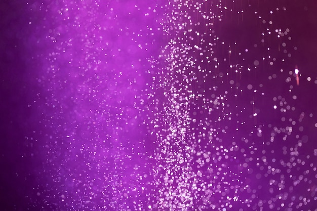 Nahaufnahme auf glitzernden lila Stoff