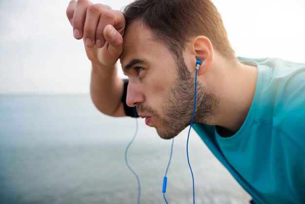 Nahaufnahme auf junge fitte Person, die durch das Meer joggt