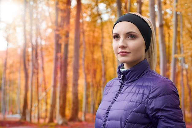 Nahaufnahme auf junge schöne Frau, die joggt