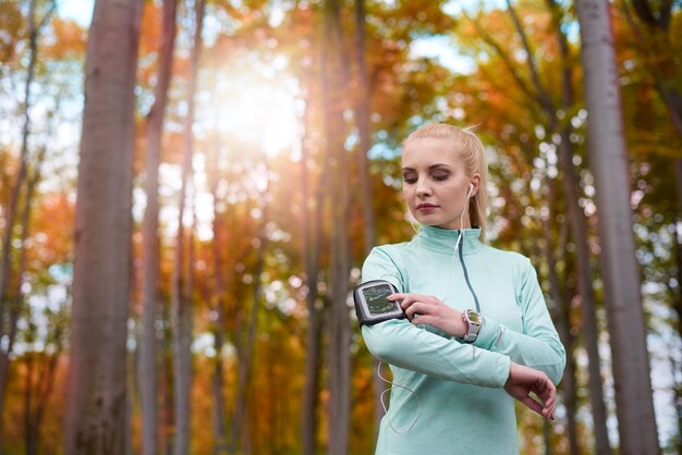 Nahaufnahme auf junge schöne Frau, die joggt