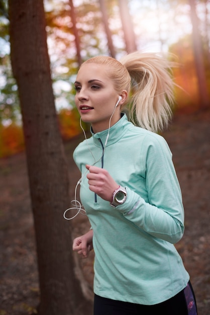 Kostenloses Foto nahaufnahme auf junge schöne frau, die joggt