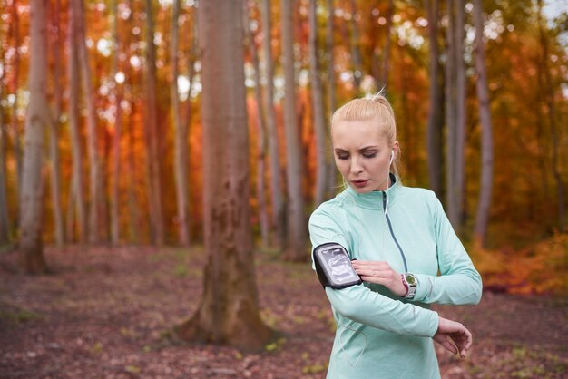 Nahaufnahme auf junge schöne Frau, die joggt