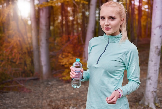 Kostenloses Foto nahaufnahme auf junge schöne frau, die joggt