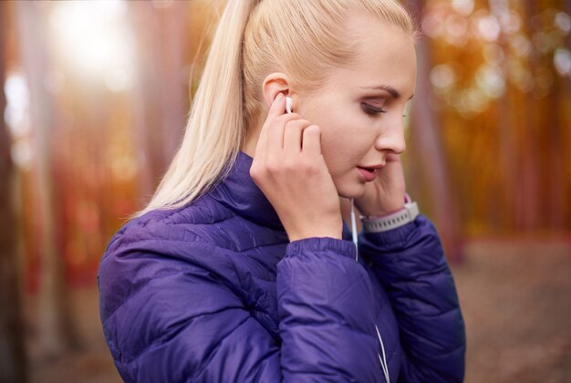 Nahaufnahme auf junge schöne Frau, die joggt