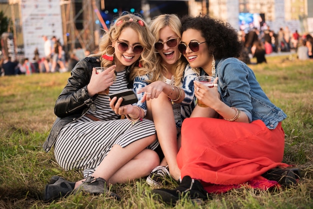 Nahaufnahme auf junge schöne Frauen, die Spaß haben