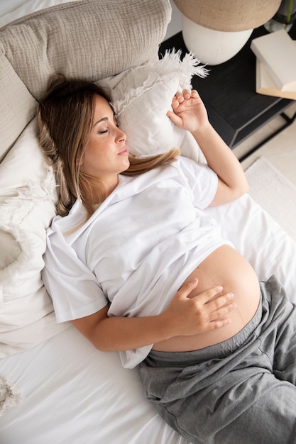 Kostenloses Foto nahaufnahme auf junge schwangere frau schlafen