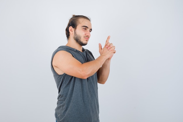 Kostenloses Foto nahaufnahme auf jungen mann, der isoliert gestikuliert