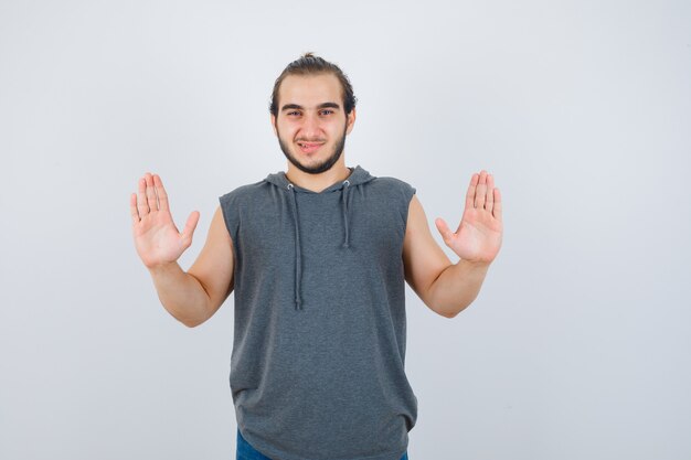 Nahaufnahme auf jungen Mann, der isoliert gestikuliert