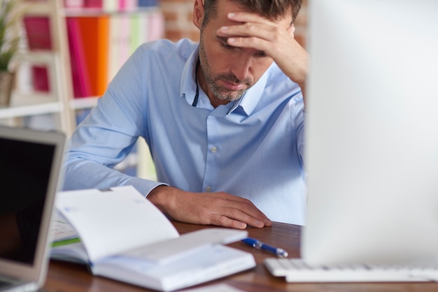 Nahaufnahme auf Mann müde von der Arbeit im Büro