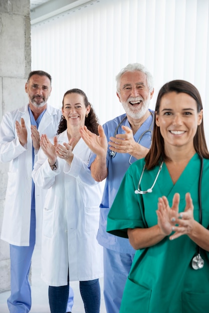 Nahaufnahme auf medizinisches Team bereit für die Arbeit