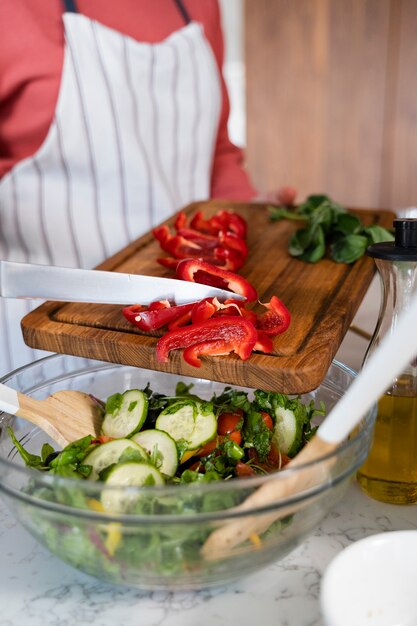 Nahaufnahme beim Kochen von Essen für die Familie