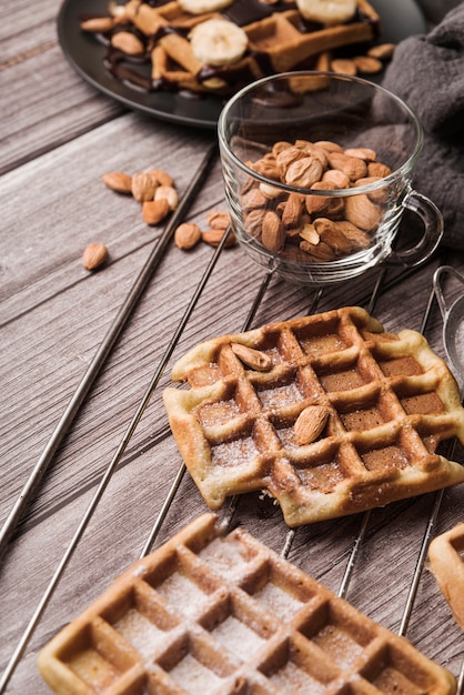 Nahaufnahme belgische Waffel mit Mandeln