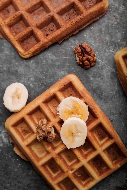 Nahaufnahme belgische Waffeln mit Banane