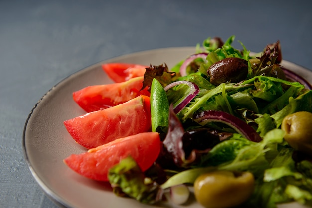 Nahaufnahme beschnittenes Foto des frischen Frühlingsvitamin-Salats