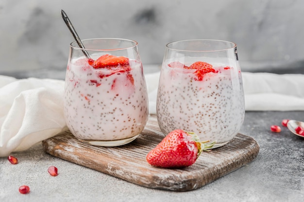 Nahaufnahme Bio-Joghurt mit Erdbeere