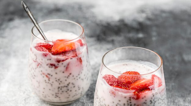 Nahaufnahme Bio-Joghurt mit Erdbeere