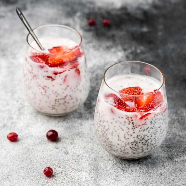 Nahaufnahme Bio-Joghurt mit Erdbeere