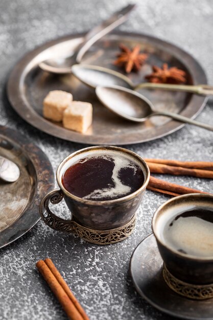 Nahaufnahme Bio-Kaffeetasse auf dem Tisch