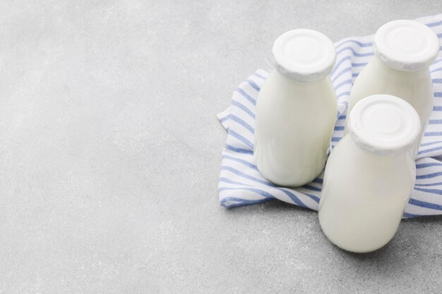Nahaufnahme Bio-Milchflaschen mit Kopierraum