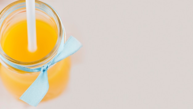 Nahaufnahme Bio-Orangensaft mit Kopienraum