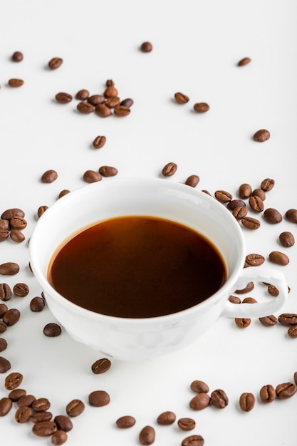 Nahaufnahme Bio-Tasse Kaffee auf dem Tisch