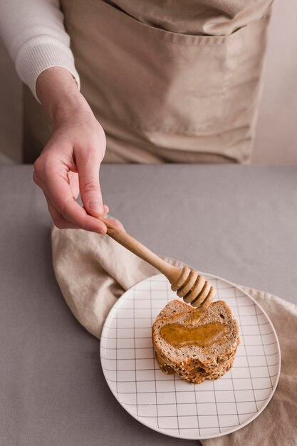 Nahaufnahme Brotscheibe mit Honig