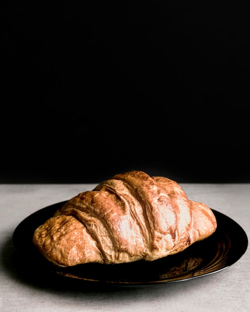 Nahaufnahme Croissant auf Teller