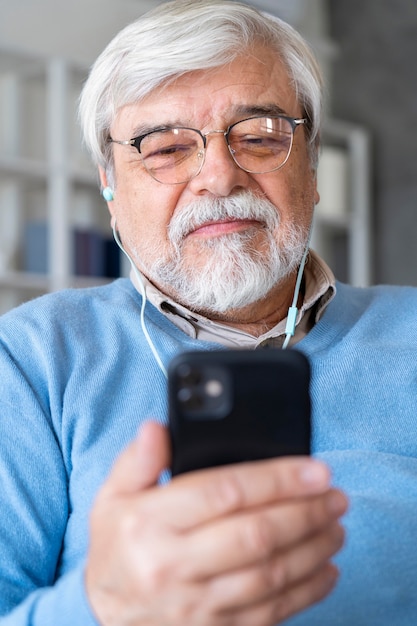 Nahaufnahme der älteren Person beim Lernen