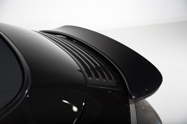 Nahaufnahme der Außendetails eines modernen schwarzen Autos