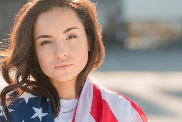 Kostenloses Foto nahaufnahme der brünetten frau, die große usa-flagge hält