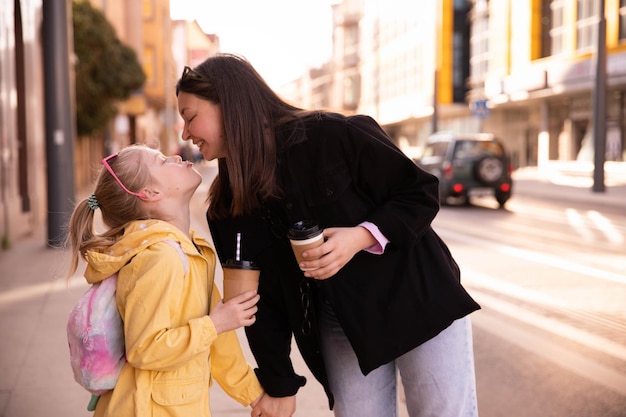 Nahaufnahme der charmanten Mutter und der kleinen Tochter, die gehen und luven