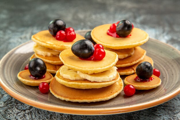 Nahaufnahme der einfachen hausgemachten Obstpfannkuchen auf