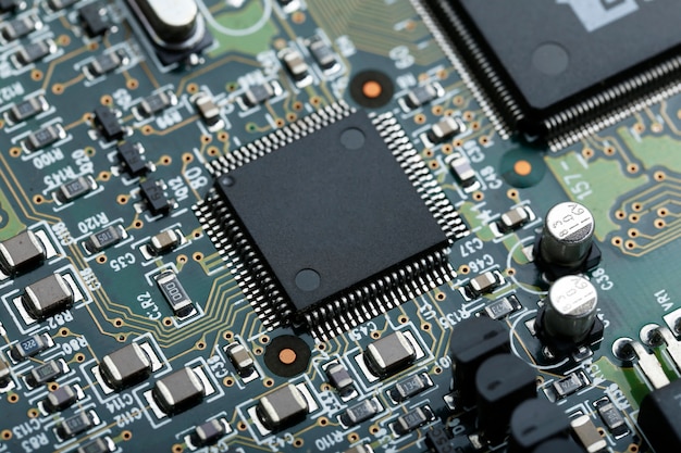 Nahaufnahme der elektronischen Leiterplatte mit CPU-Mikrochip elektronischen Komponenten Hintergrund
