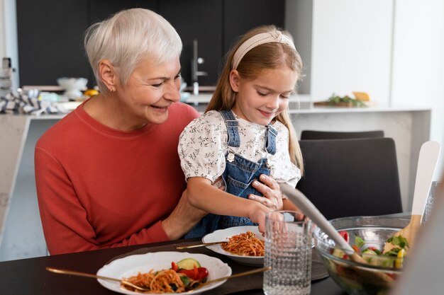 Nahaufnahme der Familie beim gemeinsamen Essen