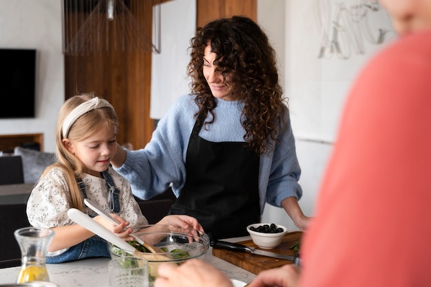 Kostenloses Foto nahaufnahme der familie beim gemeinsamen essen